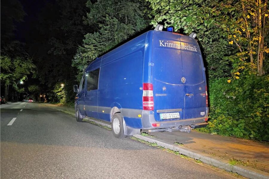 Tötungsdelikt in Lichtenstein: LKA-Experten sichern Spuren am Tatort - Ein Fahrzeug der Kriminaltechnik stand in der Nacht an der Glauchauer Straße in Lichtenstein.