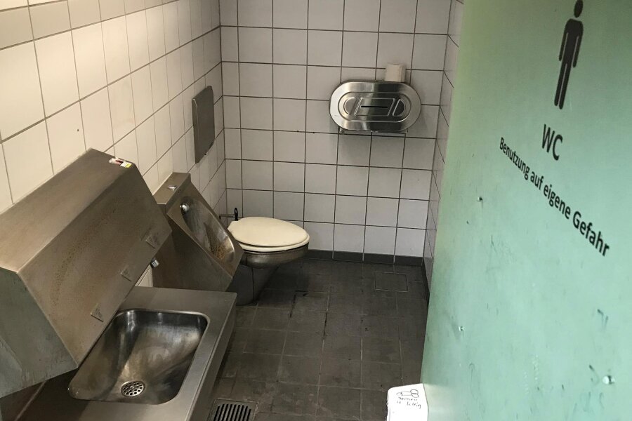 Toiletten-Test: Luxus in Mittweida, Notstand in Frankenberg - Benutzung auf eigene Gefahr. Das gilt nicht nur für diese Herren-Toilette. Das öffentliche WC im Parkdeck in Frankenberg ist in die Jahre gekommen, der Edelstahl wird schon braun. Für die Türöffnung braucht man zudem ein 10-Cent-Stück.