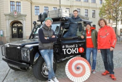 Tokio-Tour: Sportliche Weltenbummler planen neuen Anlauf - René Beck (links) präsentierte den umgebauten Geländewagen im Herbst vergangenen Jahres in Crimmitschau.