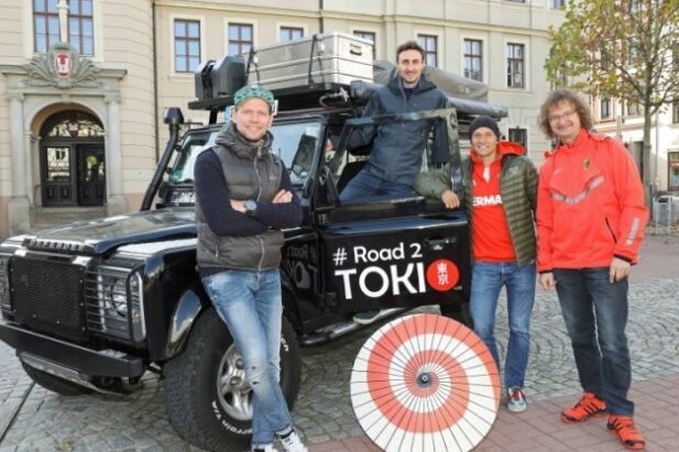Tokio-Tour: Sportliche Weltenbummler planen neuen Anlauf - René Beck (links) präsentierte den umgebauten Geländewagen im Herbst vergangenen Jahres in Crimmitschau.