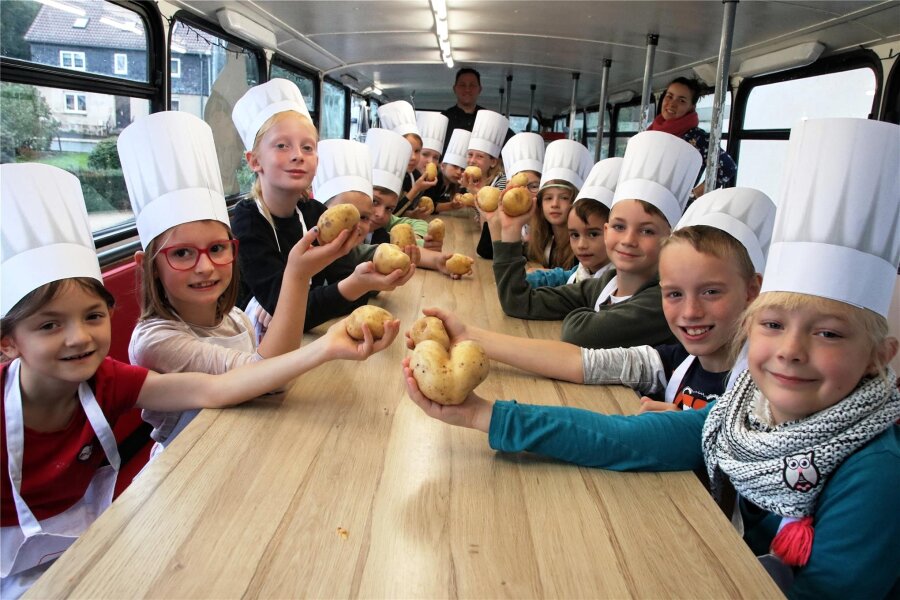 Tolle Knollen in Kinderhänden - Die Grundschüler der Hauptmannsgrüner Grundschule kochten am Freitag leckere Gerichte im Kartoffelbus.