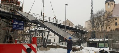 Tonnenschwere Treppe schwebt ein - 
              <p class="artikelinhalt">Am Donnerstag wurde die rund 6,5 Tonnen schwere Treppe am Stadtsteg installiert. Damit sind die wichtigsten Arbeiten abgeschlossen. </p>
            