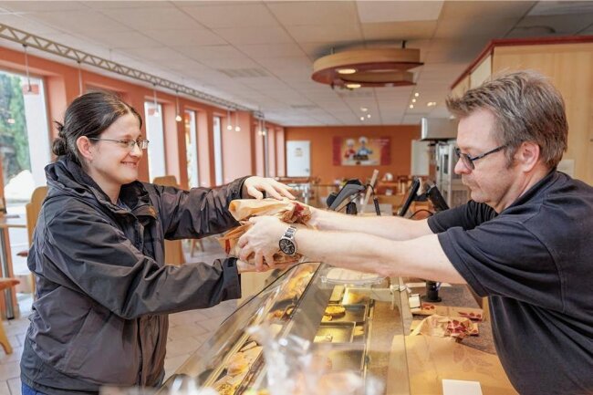 Too Good to Go im Erzgebirge oder die Überraschung in der Tüte - Rettung gelungen: Anne Schmiedel (l.) nutzt seit zwei Jahren die "Too Good To Go"-App. Am Donnerstag holte sie sich ihre Überraschungstüte bei den Annaberger Backwaren ab.