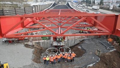 Top-Auftrag für Plauens Stahlbauer - Die Neckartalbrücke der A 6 nahe Heilbronn gilt als Meilenstein des Autobahn-Brückenbaus. Sie ist anders konstruiert als die Rader Hochbrücke, aber ebenfalls von den Plauener Stahlbauern gefertigt. 