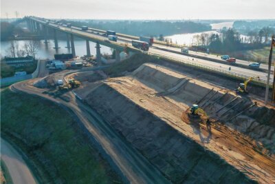 Top-Auftrag für Plauens Stahlbauer - Die alte Rader Hochbrücke führt über den Nord-Ostsee-Kanal hinweg. Ein 1500 Meter langer, 42 Meter hoher Neubau wird neben die verschlissene Brücke gesetzt - der Damm ist bereits aufgeschüttet. Nach Fertigstellung beider Brücken soll der Verkehr auf der A7 sechsspurig fließen.