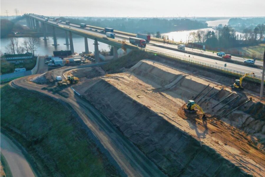 Top-Auftrag für Plauens Stahlbauer - Die alte Rader Hochbrücke führt über den Nord-Ostsee-Kanal hinweg. Ein 1500 Meter langer, 42 Meter hoher Neubau wird neben die verschlissene Brücke gesetzt - der Damm ist bereits aufgeschüttet. Nach Fertigstellung beider Brücken soll der Verkehr auf der A7 sechsspurig fließen.