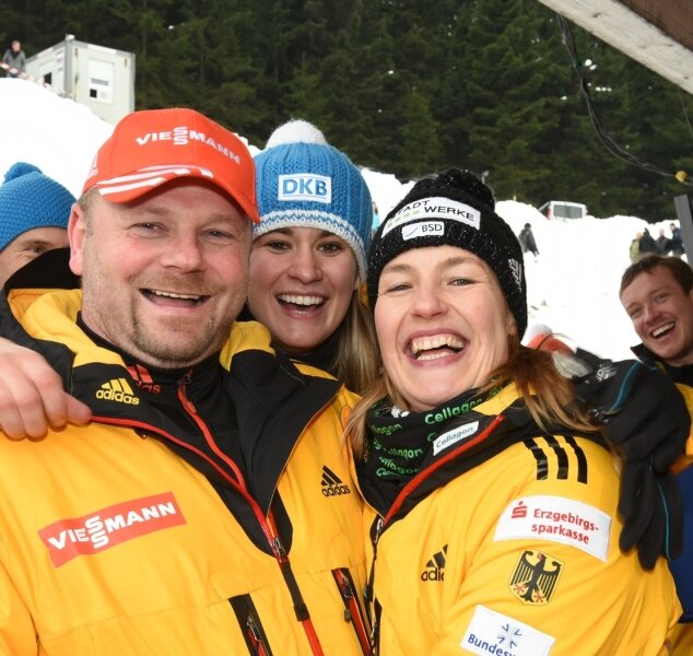 Top-Leistungen und Emotionen pur - Ein glückliches Trio nach dem Weltcuprennen in Altenberg: Anke Wischnewski (r.) mit Ehemann Torsten Görlitzer und Teamgefährtin Natalie Geisenberger.