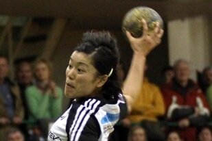 BSV-Handballerin Emi Uchibayashi in Aktion. 