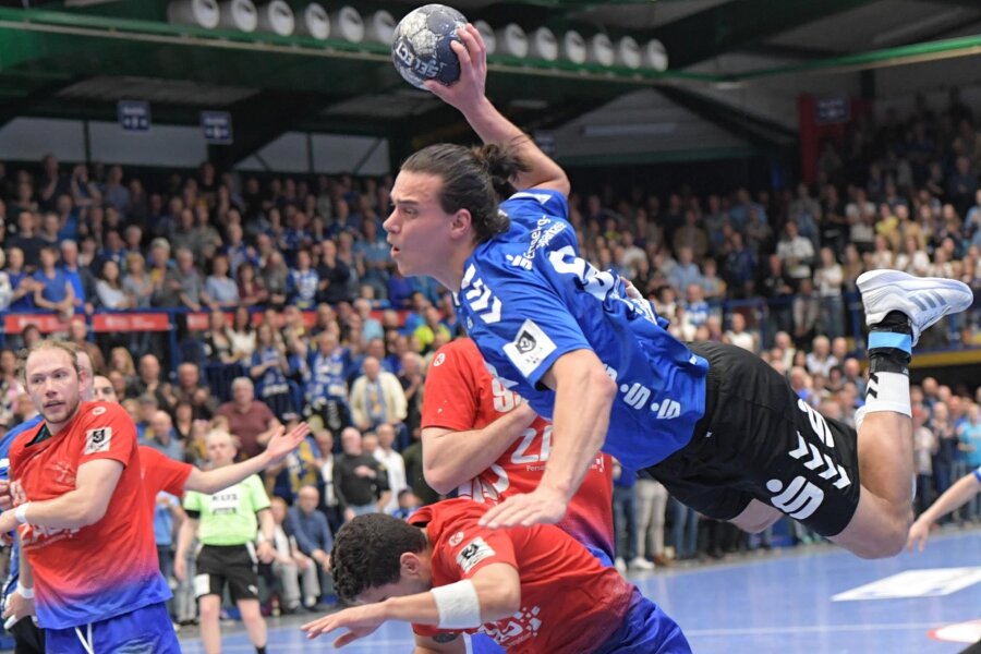 Torjäger der EHV-Handballer appelliert an Auer Tugenden - Aues Elias Gansau setzt zu einem Sprungwurf an.