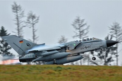 Tornado im extremen Tiefflug über Erzgebirge unterwegs - So sehen die Kampfflugzeuge vom Typ Tornado aus der Nähe aus. 