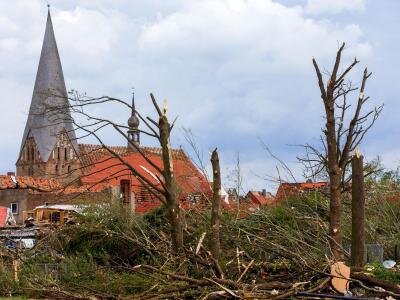 Tornado richtet Millionenschäden an - Entwurzelte Bäume und zerstörte Häuser vor der Stiftskirche in Bützow.