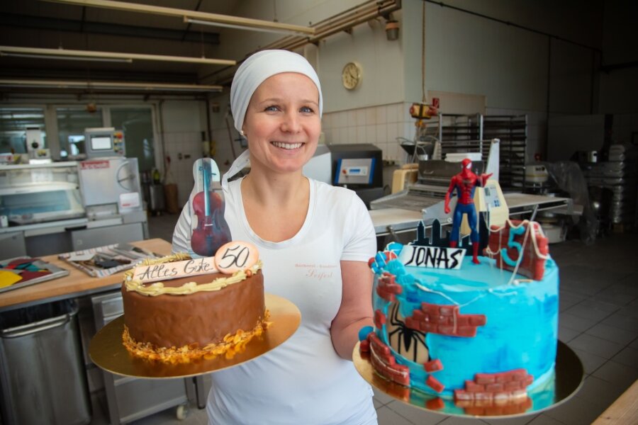Torten mit Wow-Effekt: Frau Mehl und ihre süße Kunst - Mandy Mehl von der Konditorei und Bäckerei Seifert stellt die kuriosesten Torten her. Im Bild zeigt sie eine Torte für einen 50. Geburtstag und eine Spiderman-Torte für einen Kindergeburtstag. 