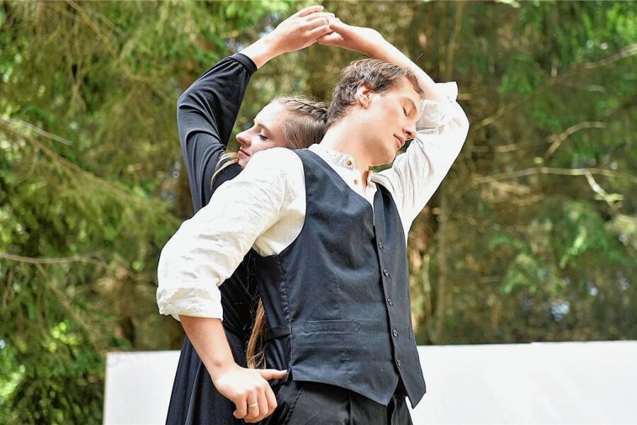 Tosender Applaus und viele Emotionen: So begeisterte die „Bluthochzeit“ auf der Waldbühne Zwota - Eine Szene mit Lea Gerch in der Rolle als einstige Verlobte von Leonardo, gespielt von Richard Wunderlich.