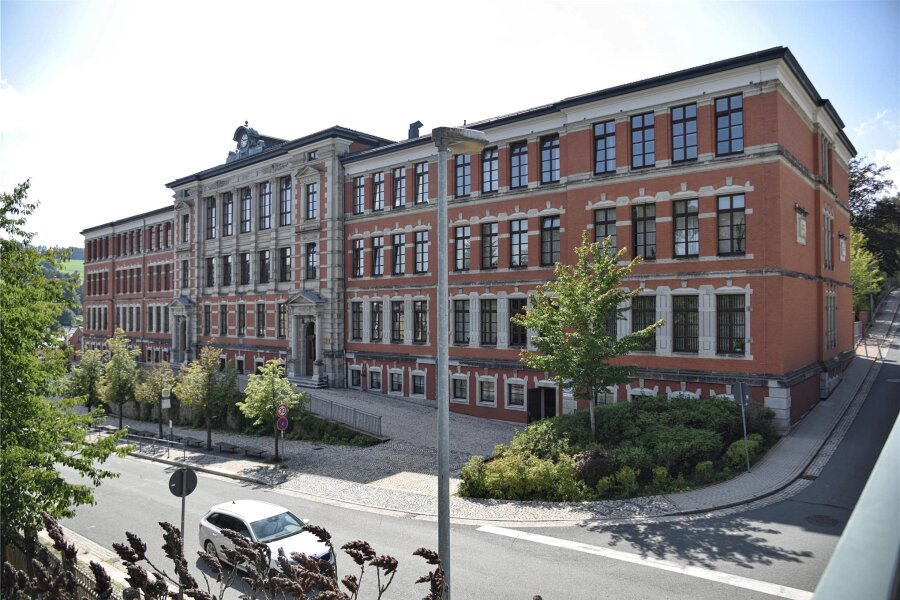 Total veraltet: Schule braucht eine neue Heizung - Das Gymnasium in Markneukirchen. Seine Heizungstechnik ist Stand 1992 und soll ausgetauscht werden.