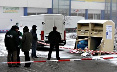 Tote Babys: Ermittler werten Fallanalyse aus - In diesem Altkleidercontainer in Schwarzenberg wurde Ende Januar 2011 eine Babyleiche gefunden.