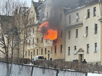 Tote bei Wohnungsbrand in Netzschkau - Der Wohnungsbrand in der Hohen Straße gegenüber Netto-Markt in Netzschkau war am Dienstag weithin sichtbar.