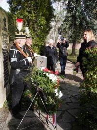 Tote Bergleute sind nicht vergessen - Auch Zwickaus Oberbürgermeisterin Constance Arndt (r.) legte am Gedenkstein der Verunglückten des Zwickauer Steinkohlenreviers Blumen nieder. 