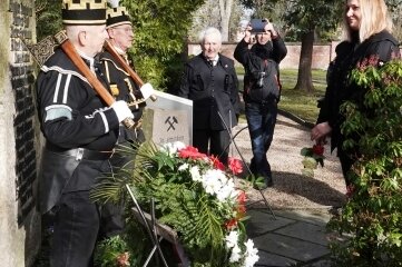 Auch Zwickaus Oberbürgermeisterin Constance Arndt (r.) legte am Gedenkstein der Verunglückten des Zwickauer Steinkohlenreviers Blumen nieder. 