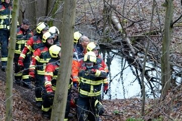 Tote Frau am Radweg gefunden - Im Bereich des Chemnitztal-Radweges in Lichtenau musste eine Tote geborgen werden. 