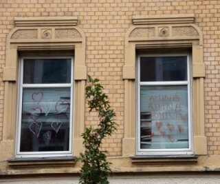 Tote Frau auf dem Chemnitzer Sonnenberg gefunden: Mord im Rotlicht-Milieu? - Herzchen am Fenster: In derselben Etage, in der die Tote gefunden wurde, gehen Prostituierte ihrem Gewerbe nach.