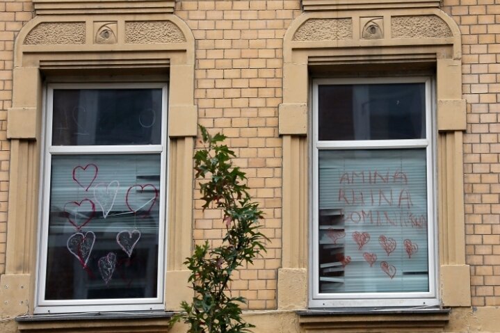 Tote Frau auf dem Chemnitzer Sonnenberg gefunden: Mord im Rotlicht-Milieu? - Herzchen am Fenster: In derselben Etage, in der die Tote gefunden wurde, gehen Prostituierte ihrem Gewerbe nach.