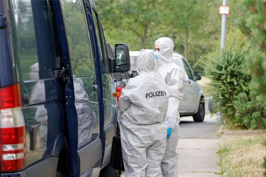 Tote Frau in Chemnitz: Ermittler haben erste Spur - Experten der Spurensicherung waren am Montag in dem Mehrfamilienhaus an der Marie-Tilch-Straße zugange.