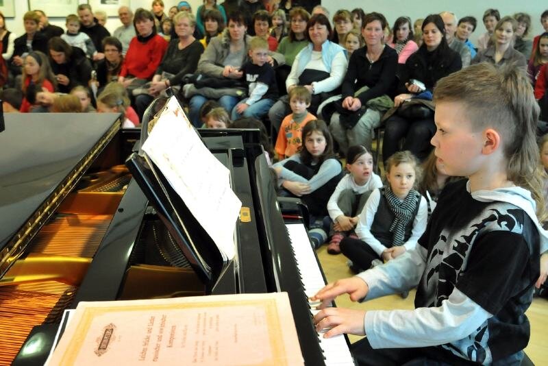"Tote Hosen" auf dem Klavier - 
              <p class="artikelinhalt">Sebastian Thiele aus Falkenau spielte beim Konzert in der Musikschule Flöha am Klavier. Mit insgesamt 25 Instrumenten konnten sich die Gäste vertraut machen.</p>
            