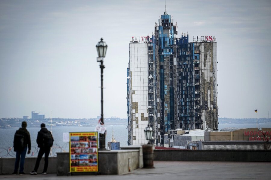 Tote und Verletzte nach russischem Raketenangriff auf Odessa - Immer wieder sieht sich Odessa schwersten russischen Angriffen gegenüber. Das Hotel Odessa wurde am 25. September 2023 von russischen Marschflugkörpern getroffen.