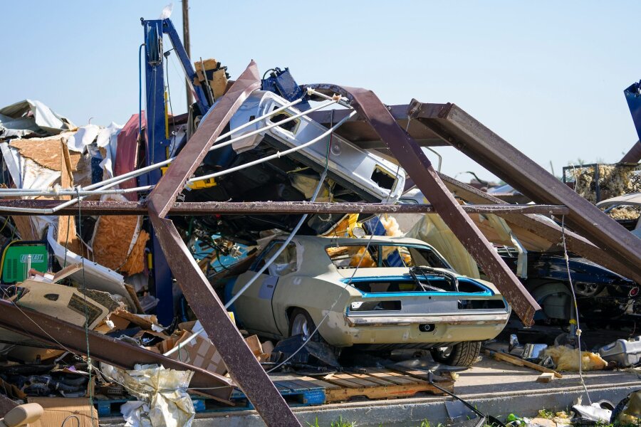 Tote und Verletzte nach schweren Stürmen im Süden der USA - Eine texanische Autowerkstatt in Trümmern: Ein Sturm hinterließ in den US-Bundesstaaten Texas, Oklahoma und Arkansas eine Spur der Verwüstung.