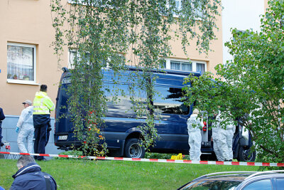 Toter und Schwerverletzter in Chemnitz gefunden - Vermutlich in der Wohnung des Verletzten an der Max-Müller-Straße fand die Polizei eine Leiche.