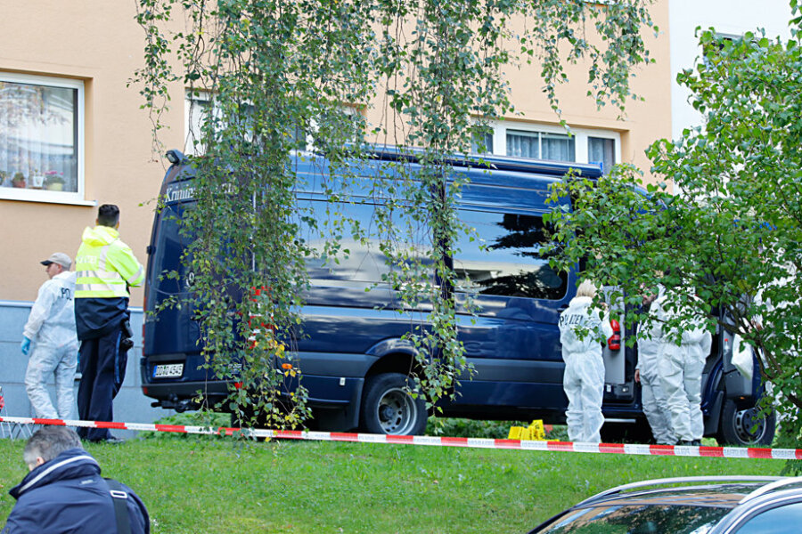 Toter und Schwerverletzter in Chemnitz gefunden - Vermutlich in der Wohnung des Verletzten an der Max-Müller-Straße fand die Polizei eine Leiche.