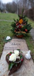 Totes Baby von Schwarzenberg: Ermittler haben noch einen Funken Hoffnung - Die Grabstelle des toten Jungen. Am 4. März vergangenen Jahres wurde Max auf dem Zentralfriedhof in Schwarzenberg bestattet.