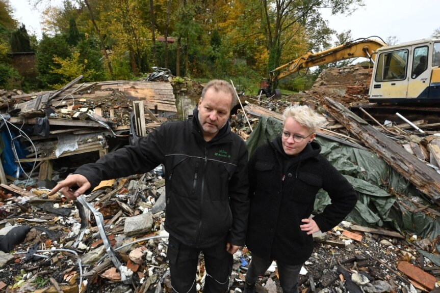 Rocco Ehnert und Lebensgefährtin Julia Beichert stehen ein Jahr nach dem Großbrand auf den Überresten ihres einstigen Zuhauses in Auerswalde. Die Gemeinde hatte Gebäudeteile kurz nach dem Feuer abgerissen. 