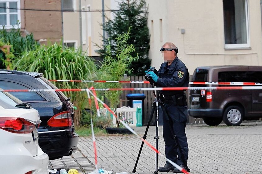 Totschlag im Chemnitzer Hinterhof: Staatsanwaltschaft erhebt Anklage - Kurz nach der tödlichen Messerattacke begannen die Ermittlungen der Mordkommission. 