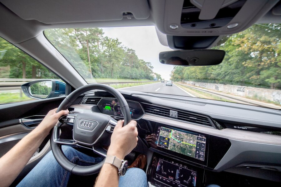 Touchdisplays im Mietauto: Vor Abfahrt gründlich einarbeiten - In modernen Fahrzeugen wird vieles per Touchscreen gesteuert.