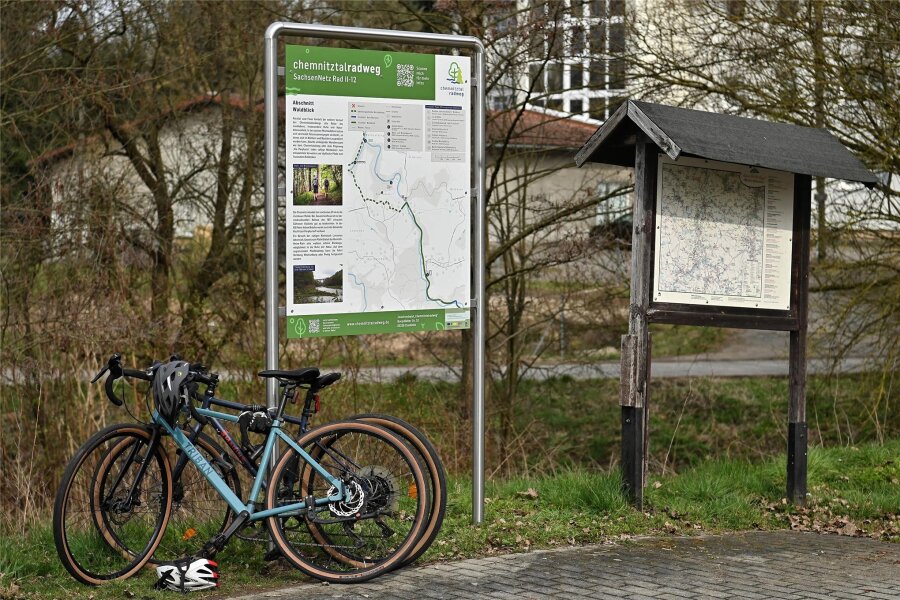 Tour auf dem Chemnitztalradweg: Die wichtigsten Infos zur Strecke - Eine Infotafel zum Chemnitztalradweg findet sich zum Beispiel auf dem Parkplatz an der Chemnitz in Göritzhain.
