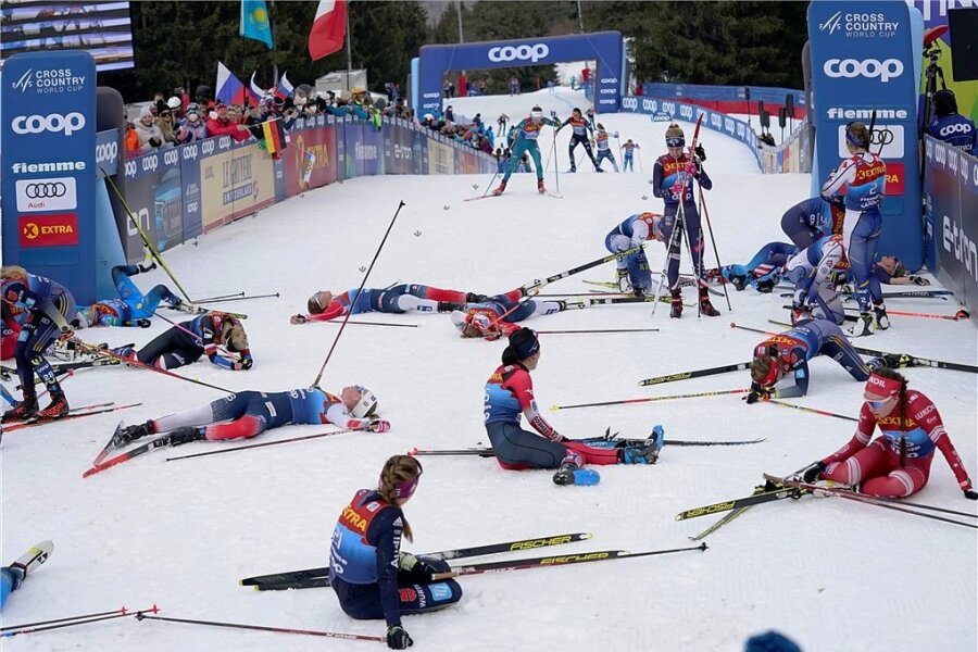 Bei der Zielankunft der Damenkonkurrenz auf der Alpe Cermis sieht es ein bisschen wie auf einem Schlachtfeld aus. 