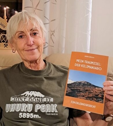 Tour zum Kilimanjaro jetzt zum Nachlesen - Andrea Herold mit ihrem druckfrisches Buch. 