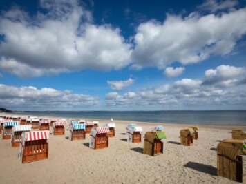 Tourismus in Mecklenburg-Vorpommern ab 14. Juni für alle möglich -             Geschlossene Strandkörbe stehen auf einem fast menschenleeren Strand an der Ostsee.