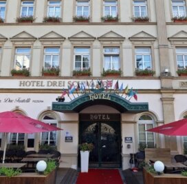 Tourismus: Verein sieht in Lockerungen Lichtblick - Bei Privat- und Geschäftsreisenden beliebt: das Hotel "Drei Schwanen" in Hohenstein-Ernstthal.Foto: Andreas Kretschel/Archiv