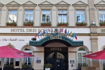 Tourismus: Verein sieht in Lockerungen Lichtblick - Bei Privat- und Geschäftsreisenden beliebt: das Hotel "Drei Schwanen" in Hohenstein-Ernstthal.Foto: Andreas Kretschel/Archiv