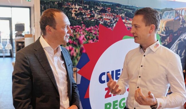 Tourismus-Werbung geht auch durch Magen - Bäckermeister Roman Clauß (rechts) im Gespräch mit Agrarminister Wolfram Günther. 