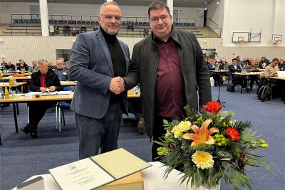 Tourismusheld Kreskowsky erhält die Medaille Mittelsachsens - Landrat Dirk Neubauer (l.) zeichnete Gästeführer Michael Kreskowsky mit der Verdienstmedaille des Landkreises aus.