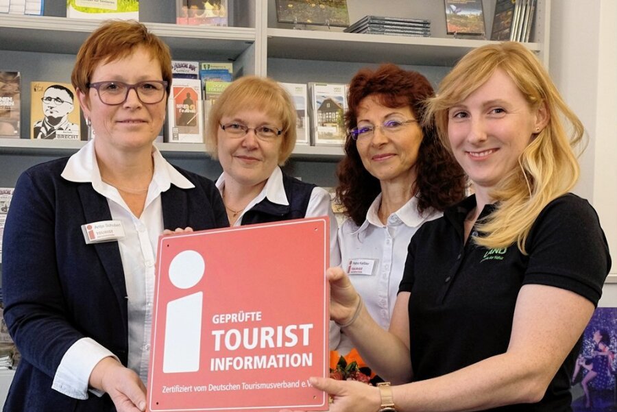 Antje Schubert, Kristina Voigt und Petra Keßler vom Team der Tourist-Information Reichenbach mit Sabine Schrodt, Destinationsbetreuerin des Tourismusverbandes Vogtland (im Bild von links). 
