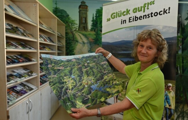 Touristiker bringen neuen Wanderführer heraus - Karin Seidel vom Team des Tourist-Service-Centers in Eibenstock zeigt die Panorama-Faltkarte, die dem neuen Wanderführer beiliegt. 
