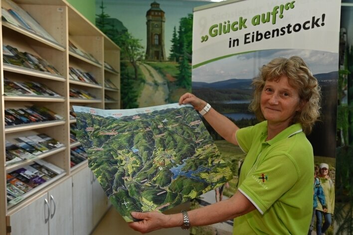 Touristiker bringen neuen Wanderführer heraus - Karin Seidel vom Team des Tourist-Service-Centers in Eibenstock zeigt die Panorama-Faltkarte, die dem neuen Wanderführer beiliegt. 