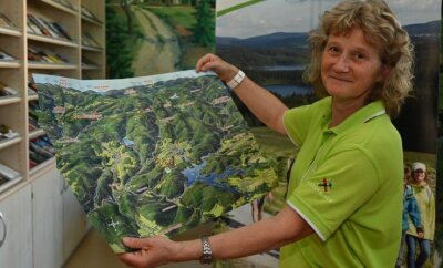 Touristiker bringen neuen Wanderführer heraus - Karin Seidel vom Team des Tourist-Service-Centers in Eibenstock zeigt die Panorama-Faltkarte, die dem neuen Wanderführer beiliegt. 