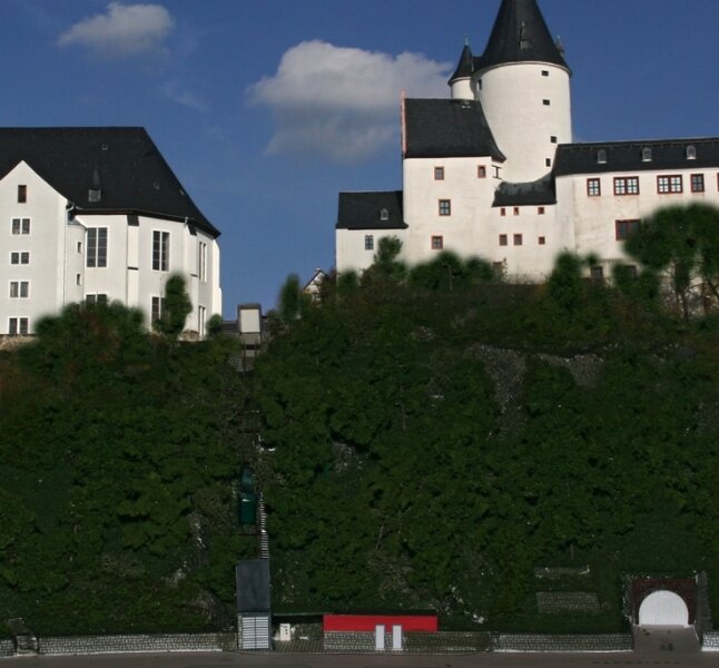 Schwarzenberg beschließt Bau eines Aufzuges hoch zu Schloss und Kirche. 