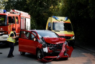 Toyota und Lkw kollidieren an Kreuzung in Siegmar - Bei einem Unfall an einer Kreuzung im Chemnitzer Stadtteil Siegmar kollidierten ein Toyota und ein Lkw.