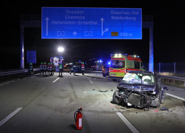 Trümmerfeld auf A4 bei Glauchau: Mann stirbt in Auto - 